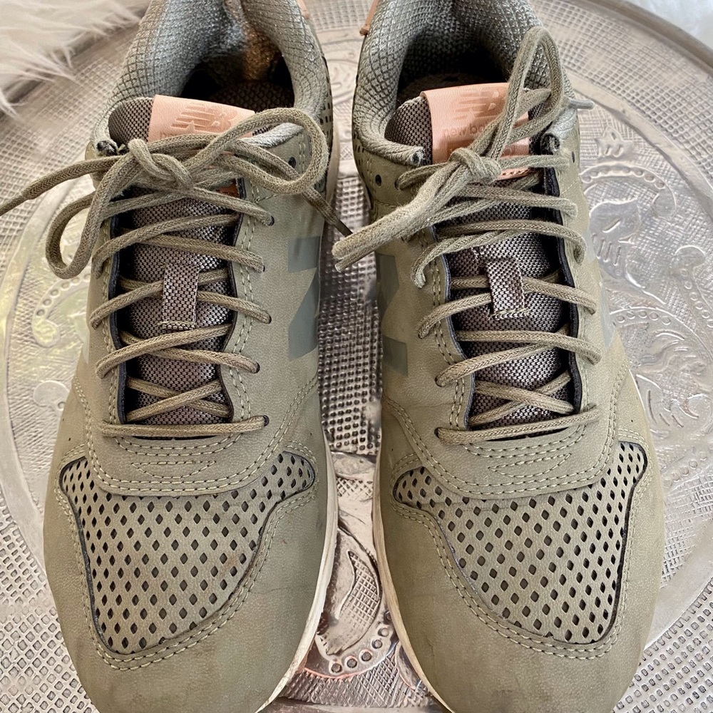 New Balance, size 8/12 ( fits more like an 8) neutral grey/ green colour.
